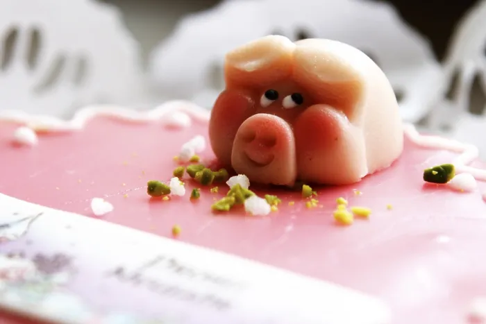 Gerahmter Druck : Marzipan-Pferd auf einem Kuchen. Gerahmter Druck : Marzipan-Pferd auf einem Kuchen.