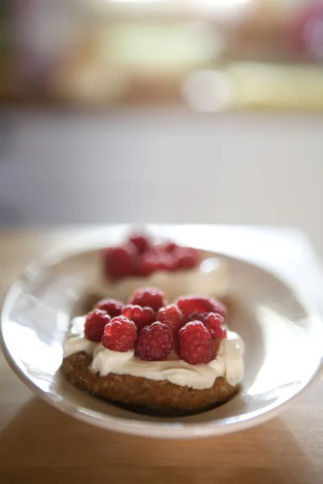 Gerahmter Druck : Mascarpone und Himbeerkuchen Gerahmter Druck : Mascarpone und Himbeerkuchen