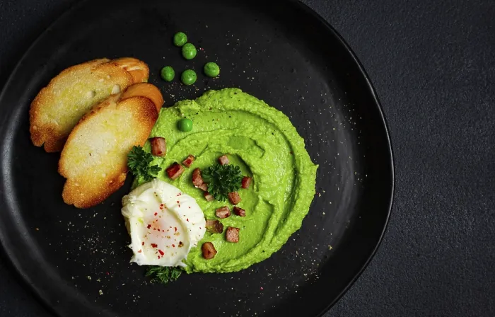 Gerahmter Druck : Frühstück mit Mashed Peas, gebratenem Speck, Toast und Baguette Gerahmter Druck : Frühstück mit Mashed Peas, gebratenem Speck, Toast und Baguette