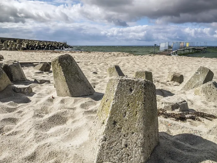 Gerahmter Druck : Massive Betonbrecher stapeln sich am Strand. Gerahmter Druck : Massive Betonbrecher stapeln sich am Strand.