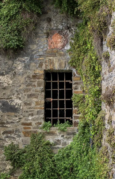 Gerahmter Druck : Massives Gitter in der Wand eines Schlosses. Gerahmter Druck : Massives Gitter in der Wand eines Schlosses.