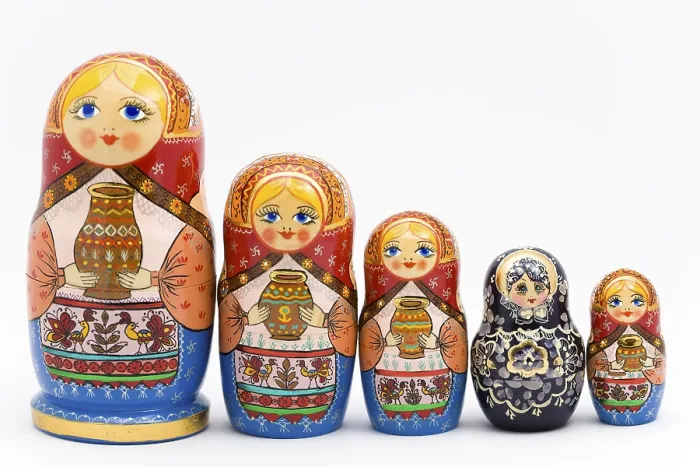 Gerahmter Druck : Matryoschkas, symbolisierend ein Kuckucks-Ei. Gerahmter Druck : Matryoschkas, symbolisierend ein Kuckucks-Ei.