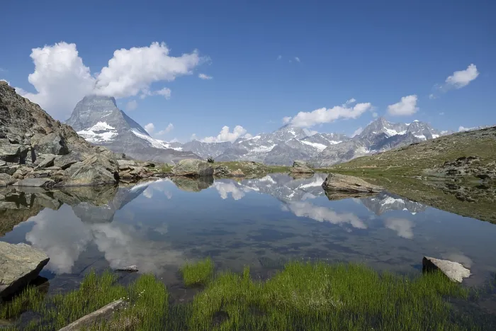 Gerahmter Druck : Matterhorn spiegelt sich im Riffelsee. Gerahmter Druck : Matterhorn spiegelt sich im Riffelsee.