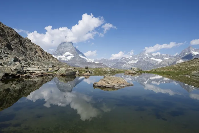 Gerahmter Druck : Matterhorn spiegelt sich im Riffelsee. Gerahmter Druck : Matterhorn spiegelt sich im Riffelsee.