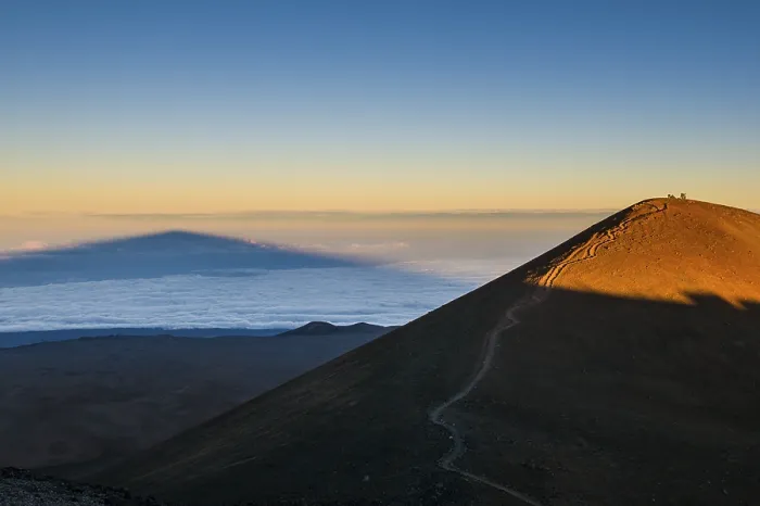 Gerahmter Druck : Mauna Kea im Abendlicht wirft einen Schatten. Gerahmter Druck : Mauna Kea im Abendlicht wirft einen Schatten.