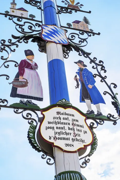 Gerahmter Druck : Maienbaum, Gruppe von Figuren.
