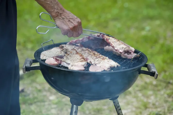 Gerahmter Druck : Fleisch auf einem Grill. Gerahmter Druck : Fleisch auf einem Grill.