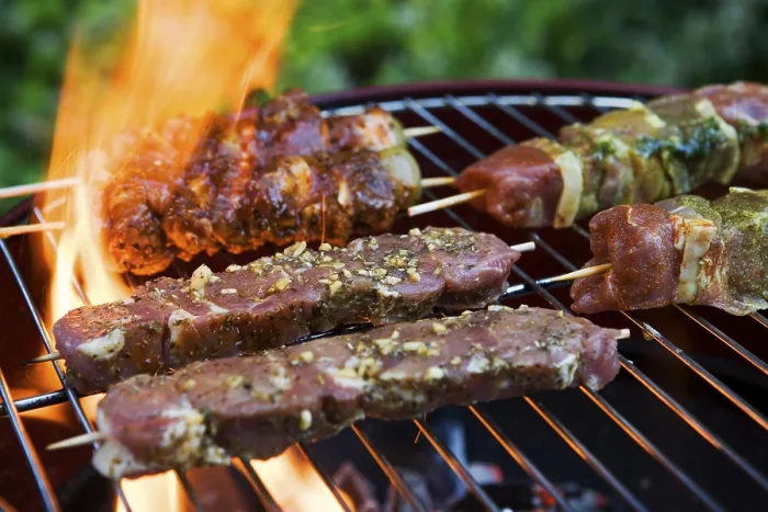Gerahmter Druck : Fleischspieße auf einem Grill. Gerahmter Druck : Fleischspieße auf einem Grill.