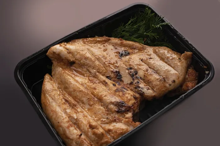 Gerahmter Druck : Fleischsteakportion mit Salat Hochwinkelansicht Gerahmter Druck : Fleischsteakportion mit Salat Hochwinkelansicht