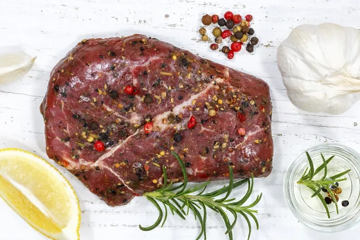 Gerahmter Druck : Rohes Rindfleisch-Steak unter Aufsicht. Gerahmter Druck : Rohes Rindfleisch-Steak unter Aufsicht.