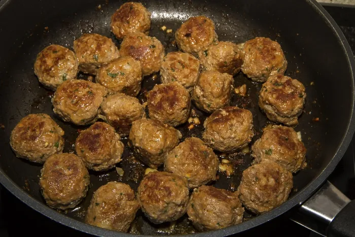 Gerahmter Druck : Fleischkugeln in einer Pfanne. Gerahmter Druck : Fleischkugeln in einer Pfanne.