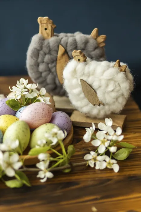 Gerahmter Druck : Ostliches Dekorationsarrangement mit pastellfarbigen Eiern. Gerahmter Druck : Ostliches Dekorationsarrangement mit pastellfarbigen Eiern.