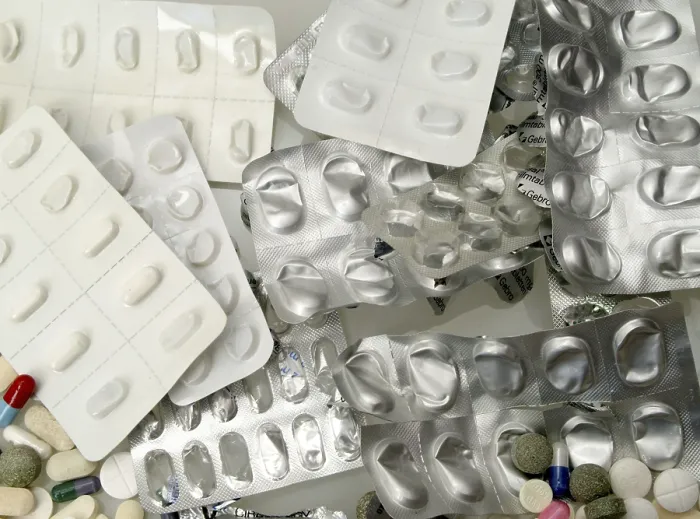 Gerahmter Druck : Leere Medikamentenverpackungen. Gerahmter Druck : Leere Medikamentenverpackungen.