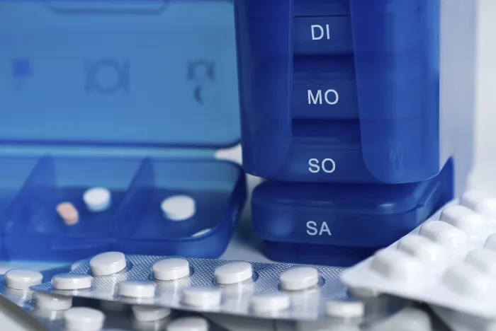 Gerahmter Druck : Medikamentenbehälter für eine Wocheration, Tabletten. Gerahmter Druck : Medikamentenbehälter für eine Wocheration, Tabletten.