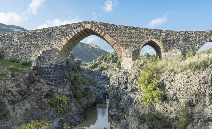 Gerahmter Druck : Mittelalterlicher Brücke über den Fluss Simeto. Gerahmter Druck : Mittelalterlicher Brücke über den Fluss Simeto.