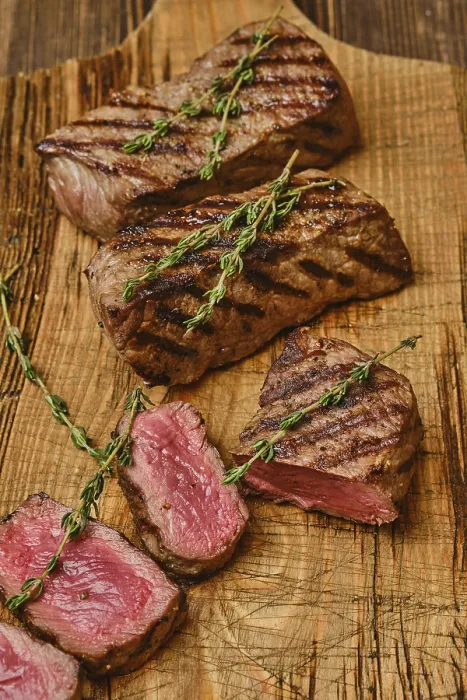 Gerahmter Druck : Medium rare geröstetes Rindersteak Gerahmter Druck : Medium rare geröstetes Rindersteak