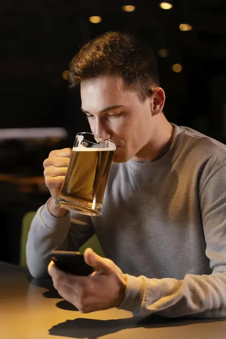 Gerahmter Druck : Ein Mittelschuss Mann trinkt Bier in einem Pub. Gerahmter Druck : Ein Mittelschuss Mann trinkt Bier in einem Pub.