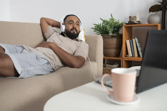 Gerahmter Druck : Mittelshot Mann liegt auf Sofa. Gerahmter Druck : Mittelshot Mann liegt auf Sofa.