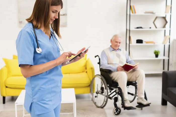 Gerahmter Druck : Mittelschuss von einer Krankenschwester, die ihre Tablet überprüft. Gerahmter Druck : Mittelschuss von einer Krankenschwester, die ihre Tablet überprüft.