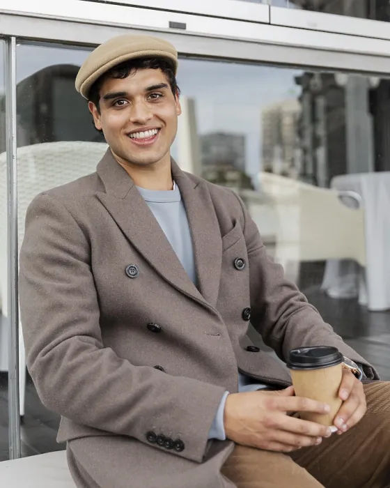 Gerahmter Druck : Medium shot smiley Mann mit Kaffee. Gerahmter Druck : Medium shot smiley Mann mit Kaffee.