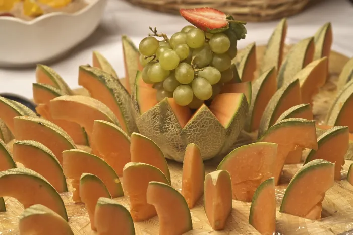 Gerahmter Druck : Melonen und Trauben auf einem Brett, Buffet. Gerahmter Druck : Melonen und Trauben auf einem Brett, Buffet.