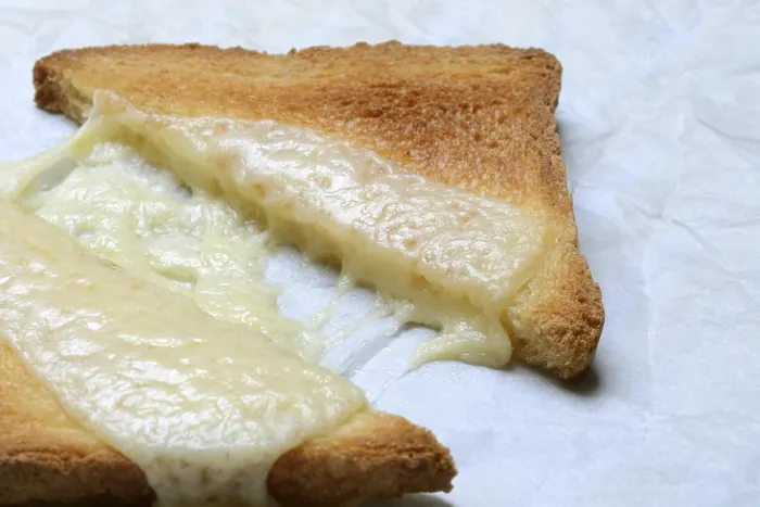 Gerahmter Druck : Geschmolzener verarbeiteter Käse mit Toast. Gerahmter Druck : Geschmolzener verarbeiteter Käse mit Toast.
