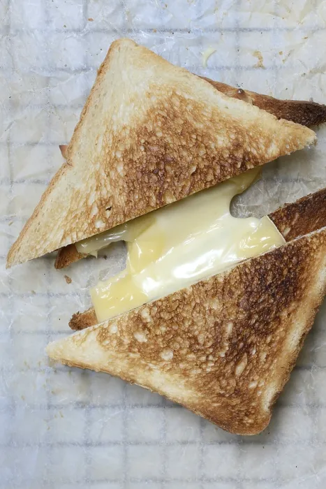 Gerahmter Druck : Geschmolzener verarbeiteter Käse mit Toast.