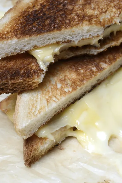 Gerahmter Druck : Geschmolzener verarbeiteter Käse mit Toast. Gerahmter Druck : Geschmolzener verarbeiteter Käse mit Toast.