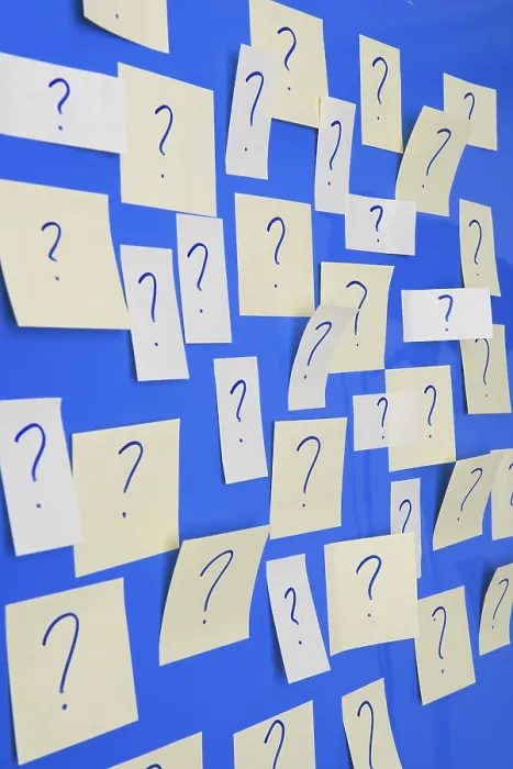 Gerahmter Druck : Memobögen an der Wand mit vielen Fragezeichen. Gerahmter Druck : Memobögen an der Wand mit vielen Fragezeichen.