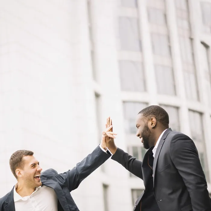 Gerahmter Druck : Männer geben High Five. Gerahmter Druck : Männer geben High Five.