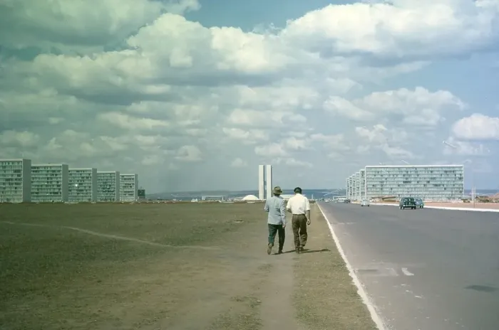 Gerahmter Druck : Zwei Männer gehen entlang einer unscheinbaren Straße neben Autos, Brasilia, Bundesdistrikt, Brasilien, 1962, Südamerika. Gerahmter Druck : Zwei Männer gehen entlang einer unscheinbaren Straße neben Autos, Brasilia, Bundesdistrikt, Brasilien, 1962, Südamerika.