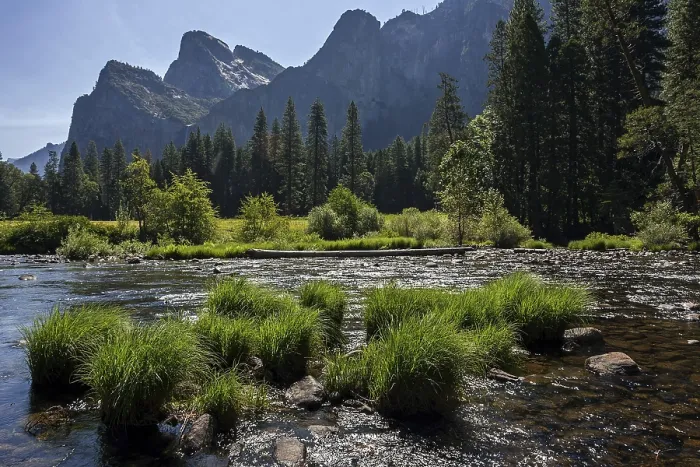 Gerahmter Druck : Merced River, Kathedrale Felsen hinter Gerahmter Druck : Merced River, Kathedrale Felsen hinter