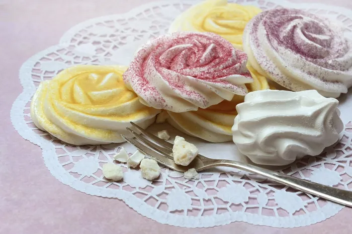 Gerahmter Druck : Meringue, Meringes mit Gabel, Deutschland. Gerahmter Druck : Meringue, Meringes mit Gabel, Deutschland.