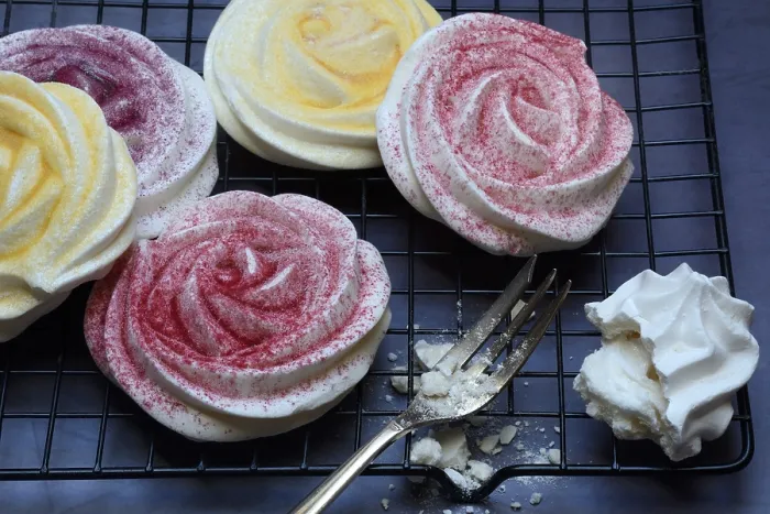 Gerahmter Druck : Meringue, Meringuen mit Gabel auf Backrost. Gerahmter Druck : Meringue, Meringuen mit Gabel auf Backrost.