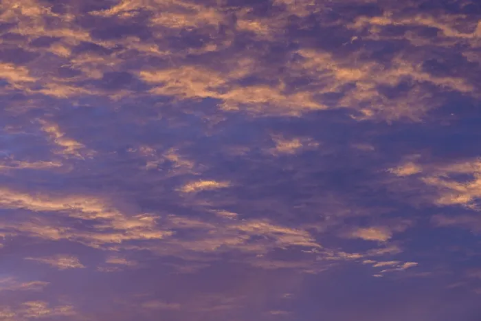 Gerahmter Druck : Ein atemberaubendes Bild eines ruhigen Abendhimmels, der sich mit weichen Wolken füllt. Gerahmter Druck : Ein atemberaubendes Bild eines ruhigen Abendhimmels, der sich mit weichen Wolken füllt.