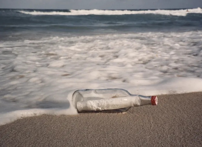 Gerahmter Druck : Botschaft in einer Flasche am Strand. Gerahmter Druck : Botschaft in einer Flasche am Strand.