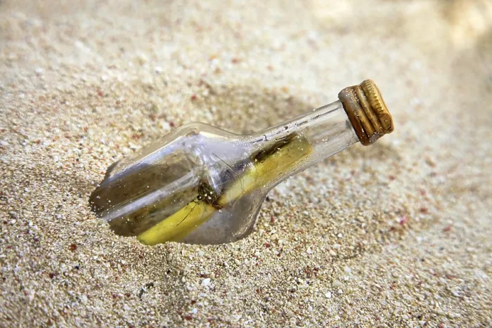 Gerahmter Druck : Botschaft in einer Flasche auf Sandstrand. Gerahmter Druck : Botschaft in einer Flasche auf Sandstrand.