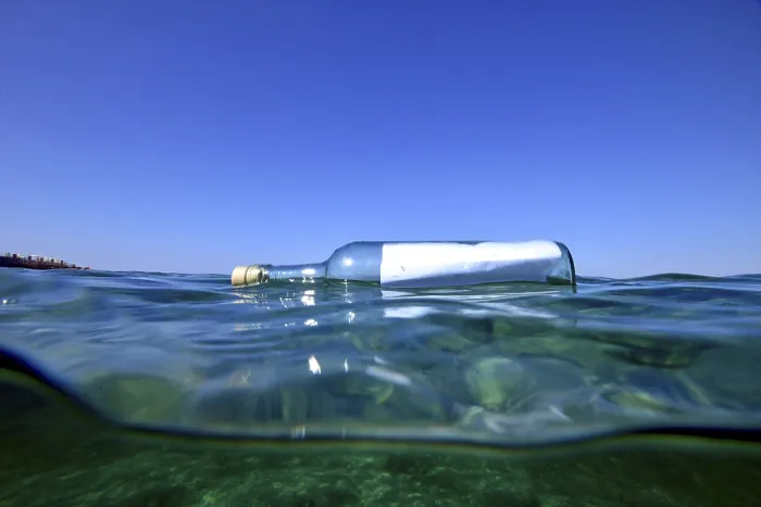 Gerahmter Druck : Botschaft in einer Flasche, unter Wasser. Gerahmter Druck : Botschaft in einer Flasche, unter Wasser.