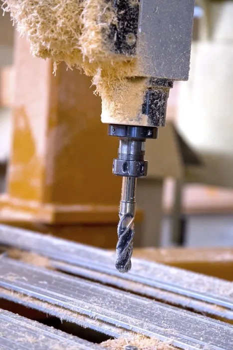 Gerahmter Druck : Metallbohrer in Plastikmüll. Gerahmter Druck : Metallbohrer in Plastikmüll.