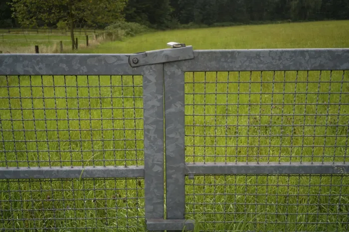 Gerahmter Druck : Metalltor für ein Paddock. Gerahmter Druck : Metalltor für ein Paddock.
