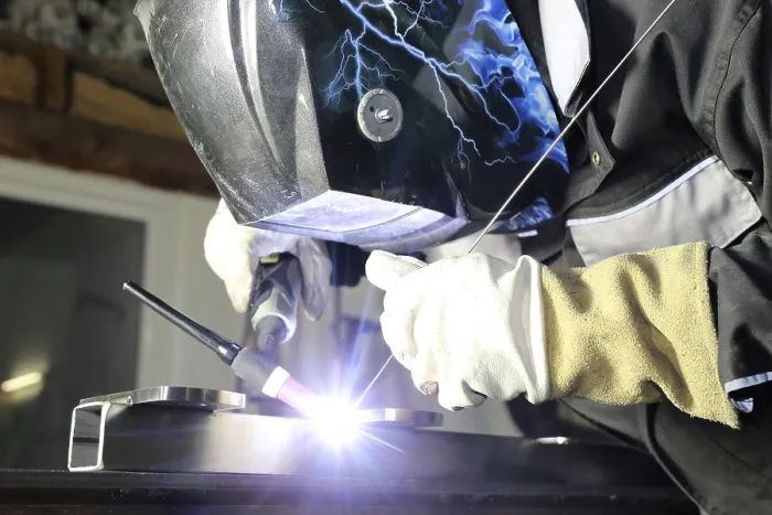 Gerahmter Druck : Metallarbeiter während Schweißarbeiten. Gerahmter Druck : Metallarbeiter während Schweißarbeiten.