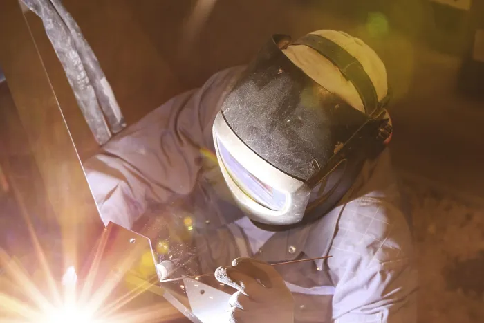 Gerahmter Druck : Metallarbeiter bei Schweißarbeiten Gerahmter Druck : Metallarbeiter bei Schweißarbeiten