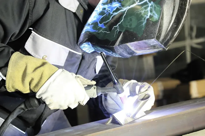 Gerahmter Druck : Metallarbeiter während Schweißarbeiten Gerahmter Druck : Metallarbeiter während Schweißarbeiten