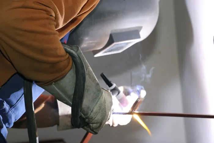 Gerahmter Druck : Metallarbeiter während Schweißarbeiten Gerahmter Druck : Metallarbeiter während Schweißarbeiten