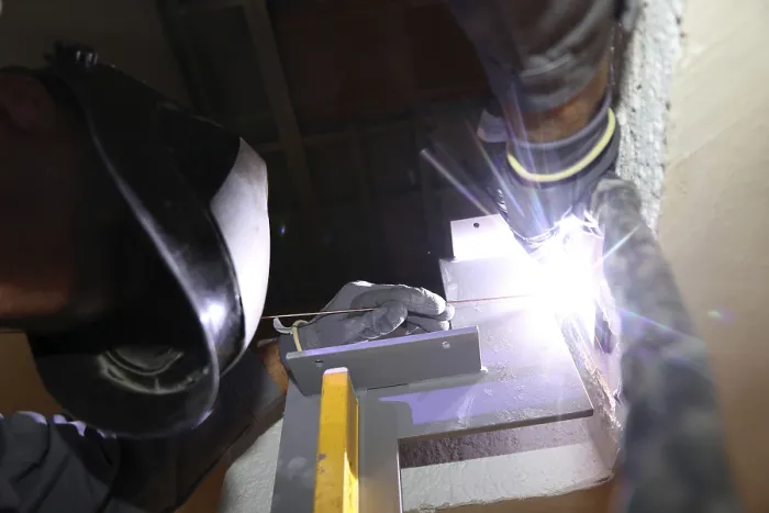 Gerahmter Druck : Metallarbeiter beim Schweißarbeiten Gerahmter Druck : Metallarbeiter beim Schweißarbeiten