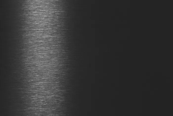 Gerahmter Druck : Metallisch gestrichelner Hintergrund in Silberfarbe mit Gradient. Gerahmter Druck : Metallisch gestrichelner Hintergrund in Silberfarbe mit Gradient.