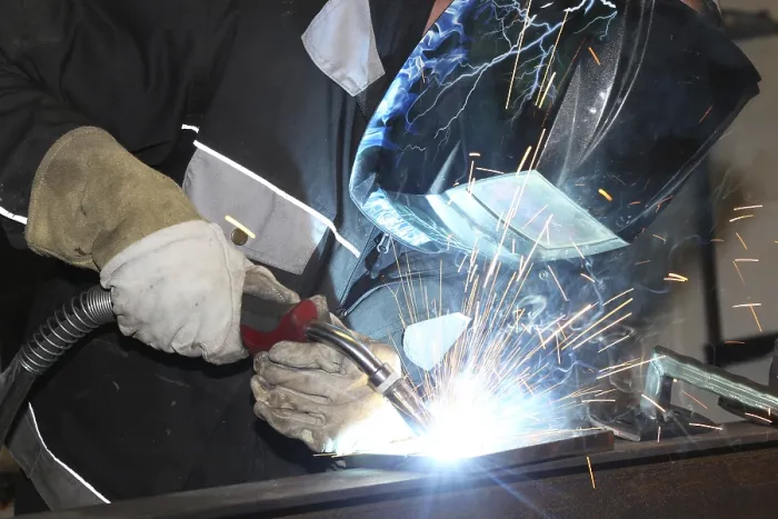 Gerahmter Druck : Schweißer in seinem Werkstatt Gerahmter Druck : Schweißer in seinem Werkstatt