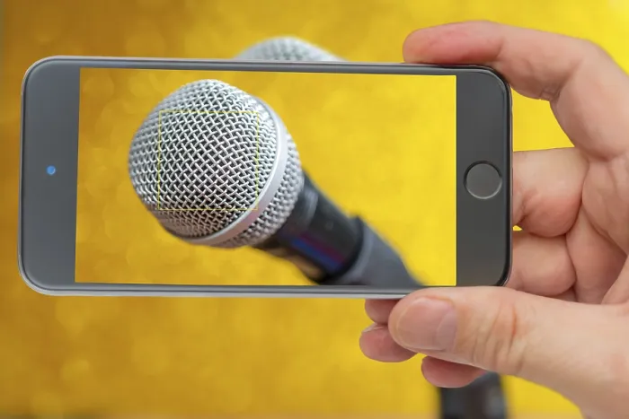 Gerahmter Druck : Mikrofon auf Smartphone-Bildschirm. Gerahmter Druck : Mikrofon auf Smartphone-Bildschirm.