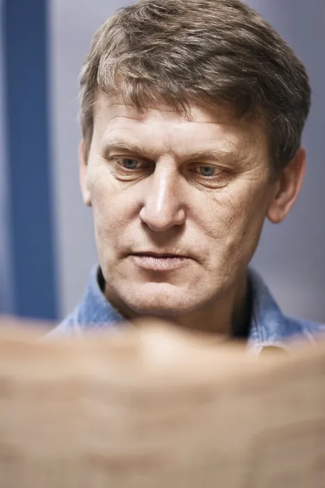 Gerahmter Druck : Erfahrener mittlerer Mann liest Zeitung. Gerahmter Druck : Erfahrener mittlerer Mann liest Zeitung.
