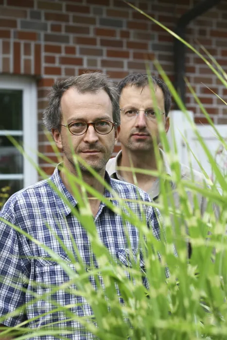 Gerahmter Druck : Zwei mittelalte Männer Gerahmter Druck : Zwei mittelalte Männer